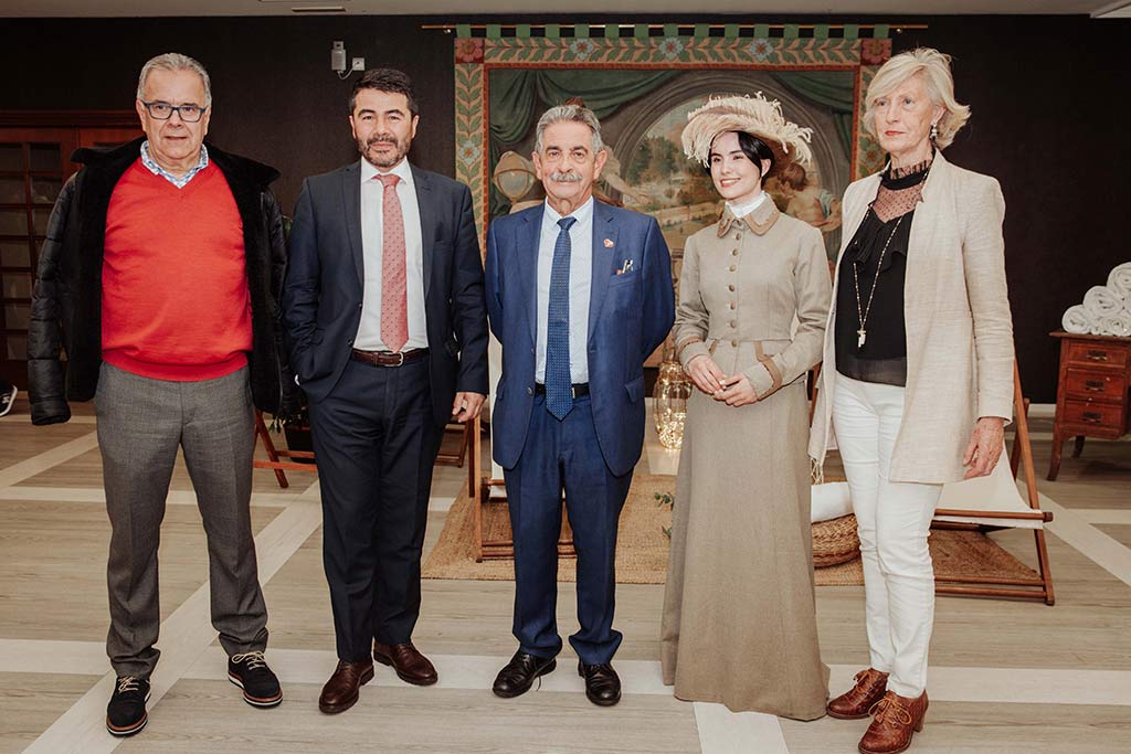 Autoridades asistentes a la presentación del libro sobre el Agua de Solares