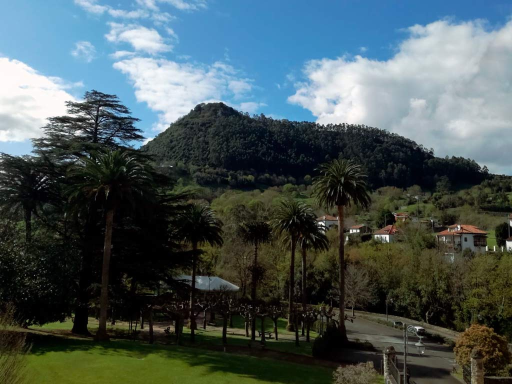 Vista del puente de Liérganes y sus montañas de fondo, parada obligatoria en tu visita a Cantabria